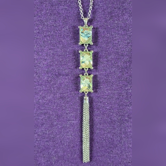 CATO Light Green Hidden Flower Necklace and Matching Earrings / Pierced - Picture 2 of 8